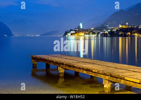 La pittoresca città di Malcesine sul Lago di Garda. Provincia di Verona, Veneto, Italia, Europa. Foto Stock