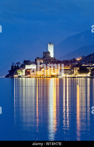 La pittoresca città di Malcesine sul Lago di Garda. Provincia di Verona, Veneto, Italia, Europa. Foto Stock