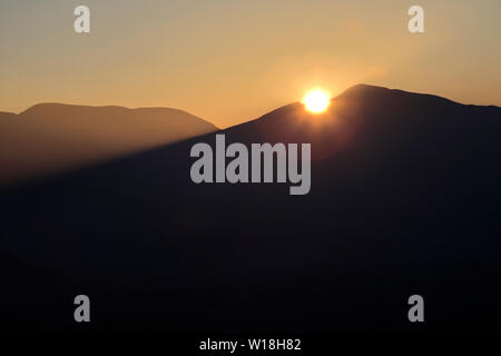 Sunset over Grisedale Pike cadde, Parco Nazionale del Distretto dei Laghi, Cumbria, England, Regno Unito Foto Stock