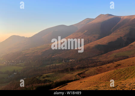 Sunset over Skiddaw cadde, Keswick Town, Parco Nazionale del Distretto dei Laghi, Cumbria, England, Regno Unito Foto Stock