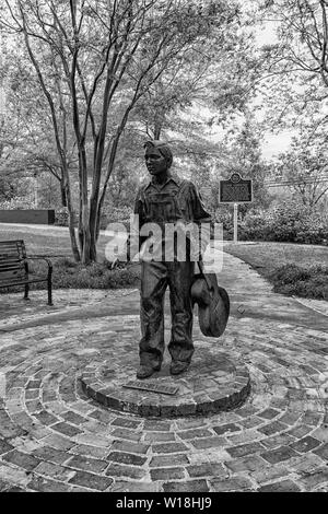 Statua di bronzo di Elvis Presley in 13 al di fuori di Elvis Presley casa natale Tupelo Mississippi USA Foto Stock