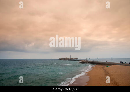 Bellissima spiaggia nella città di Cadice, Andalusia Foto Stock