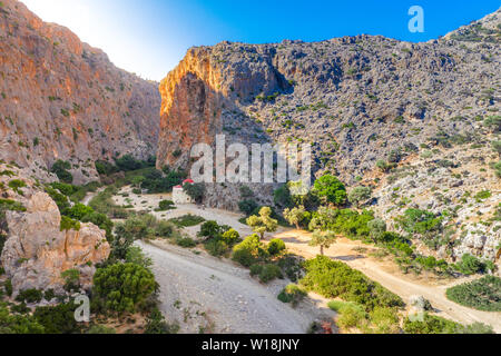 La vecchia chiesa di Aghios Antonios nella gola di Agiofarago vicino alla spiaggia, Creta, Grecia. Foto Stock