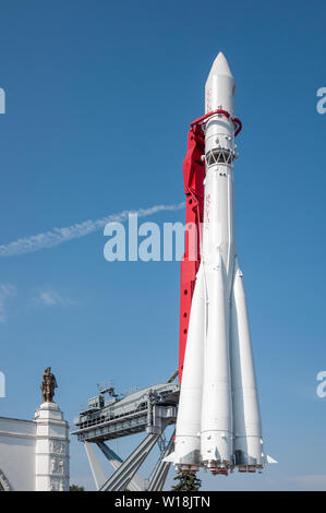 Mosca, Russia - Agosto 2011: Il Vostok navicella spaziale su cui Yuri Gagarin ha realizzato il suo primo volo nello spazio - presso lo stand del VDNH. Foto Stock