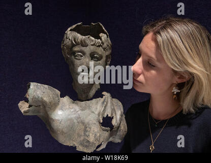 Bonhams, Londra, Regno Unito. Il 1 luglio 2019. Romane in bronzo busto frammentaria di un giovane uomo nella antichità vendita anteprima, stima £20,000-30,000. Credito: Malcolm Park/Alamy Live News. Foto Stock