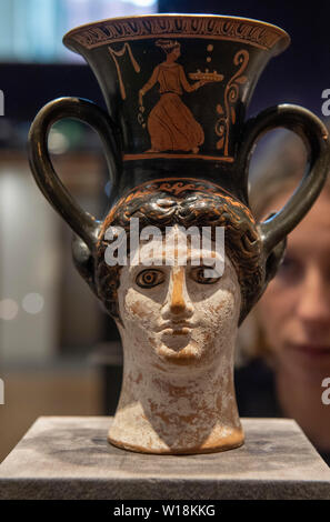 Bonhams, Londra, Regno Unito. Il 1 luglio 2019. Un rosso pugliese-figura janiform kantharos sul display in antichità vendita anteprima, stima £20,000-30,000. Credito: Malcolm Park/Alamy Live News. Foto Stock