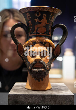 Bonhams, Londra, Regno Unito. Il 1 luglio 2019. Un rosso pugliese-figura janiform kantharos sul display in antichità vendita anteprima, stima £20,000-30,000. Credito: Malcolm Park/Alamy Live News. Foto Stock