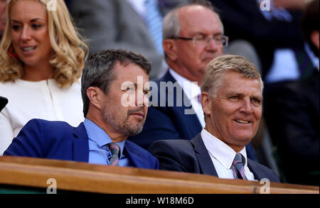 Il principe ereditario Frederik di Danimarca (sinistra) e il dottor Christian Buchwald nel royal box del Centre Court il giorno uno dei campionati di Wimbledon al All England Lawn Tennis e Croquet Club, Wimbledon. Foto Stock