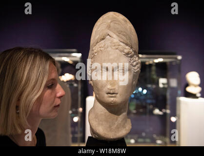 Bonhams, Londra, Regno Unito. Il 1 luglio 2019. Marmo romana testa di Minerva sul display in antichità vendita anteprima, stima £40,000-60,000. Credito: Malcolm Park/Alamy Live News. Foto Stock