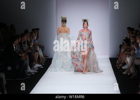 Modello Paulina Swarovski (destro) a piedi la pista al Lana Mueller visualizza durante la Mercedes-Benz Fashion Week Berlin Primavera/Estate 2020 a ewerk su 1 Luglio, 2019 a Berlino, Germania. Foto Stock