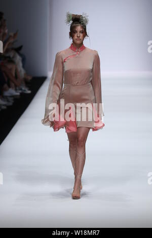 Modello Paulina Swarovski a piedi la pista al Lana Mueller visualizza durante la Mercedes-Benz Fashion Week Berlin Primavera/Estate 2020 a ewerk su 1 Luglio, 2019 a Berlino, Germania. Foto Stock