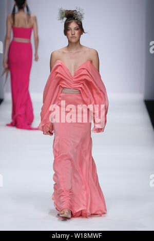 Modello Paulina Swarovski passeggiate pista alla Lana Mueller visualizza durante la Mercedes-Benz Fashion Week Berlin Primavera/Estate 2020 a ewerk su 1 Luglio, 2019 a Berlino, Germania. Foto Stock