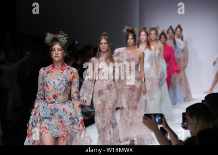Modello Paulina Swarovski (sinistra) a piedi la pista al Lana Mueller visualizza durante la Mercedes-Benz Fashion Week Berlin Primavera/Estate 2020 a ewerk su 1 Luglio, 2019 a Berlino, Germania. Foto Stock