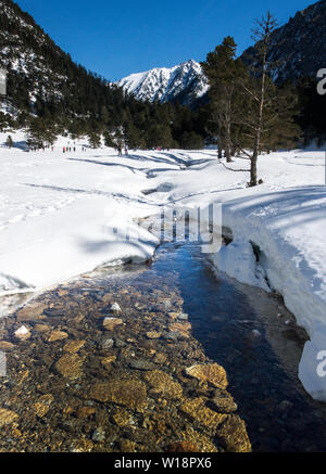 I Pirenei centrali a Pont Espagne. La valle di Marcadau (1620 m) sotto una leggera copertura di neve.Accesso tramite Cauteret. Foto Stock