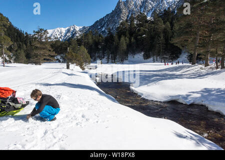 I Pirenei centrali a Pont Espagne. La valle di Marcadau (1620 m) sotto una leggera copertura di neve. Foto Stock