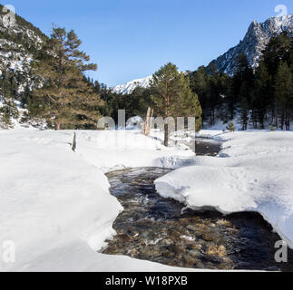 I Pirenei centrali a Pont Espagne. La valle di Marcadau (1620 m) sotto una leggera copertura di neve.Accesso tramite Cauteret. Foto Stock