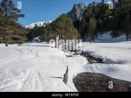 I Pirenei centrali a Pont Espagne. La valle di Marcadau (1620 m) sotto una leggera copertura di neve.Accesso tramite Cauteret. Foto Stock