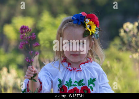 Bambina 3 anni in ucraino costume tradizionale Foto Stock