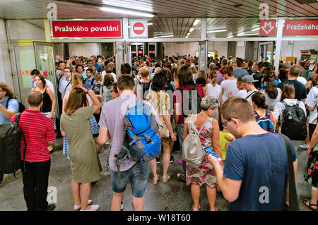 Pendolari sono affollate a Prazskeho povstani stazione della metropolitana lunedì 1 luglio, 2019, come operazione tra la linea C della metropolitana di Prazskeho povstani-Kacerov se Foto Stock