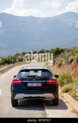 Creta, Grecia. Giugno 2019. Un nero Mecedes Benz GLA 180 ferma su una strada cretese vicino a Malia. Foto Stock