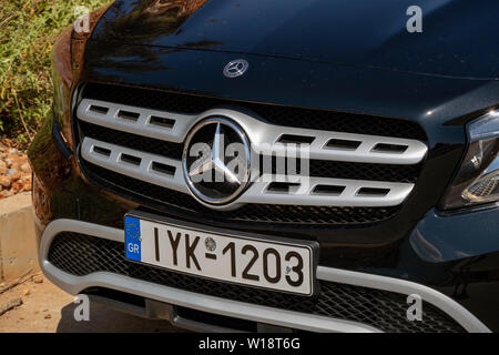 Creta, Grecia. Giugno 2019. Un nero Mecedes Benz GLA 180 ferma su una strada cretese vicino a Malia. Foto Stock