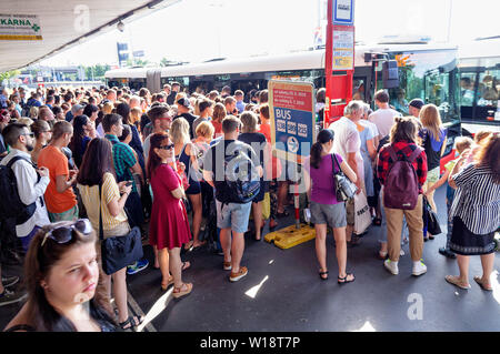 Pendolari sono affollate di Kacerov stazione della metropolitana lunedì 1 luglio, 2019, come operazione tra la linea C della metropolitana di Prazskeho povstani-sezione di Kacerov era s Foto Stock