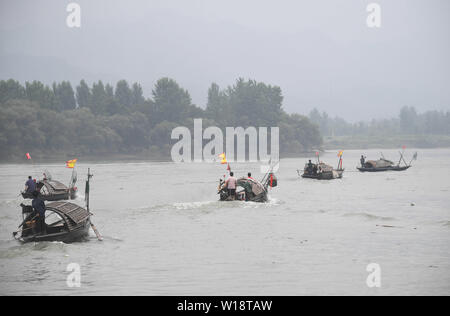 (190701) -- HANGZHOU, 1 luglio 2019 (Xinhua) -- i pescatori stabiliti per la pesca sul fiume Fuchun in Hangzhou, a est della capitale cinese della Provincia di Zhejiang, 1 luglio 2019. Dongziguan villaggio con una storia di oltre mille anni, dispone di comode terreni e di trasporto di acqua. Contando sull'abbondanza di pesce fresco risorse del fiume Fuchun, il villaggio attira turisti da tutto il mondo per sperimentare la gioia di pescatori di raccolto e il fascino unico del borgo antico. (Xinhua/Xu Yu) Foto Stock