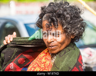 PUDUCHERY, INDIA - dicembre circa, 2018. Unidentified 60 anni di accattonaggio donna sulla strada del piccolo villaggio. Unseemingly accattonaggio in Pahar Ganj può Foto Stock