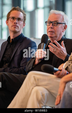 01 luglio 2019, Berlin: Christoph Rauhut (l-r), Berlino curatore, David Chipperfield, architetto, per prendere parte alla conferenza stampa per la presentazione del James Simon Gallery. La nuova area di ricevimento dell'isola museo sarà inaugurato il 12 luglio in presenza del Cancelliere federale Angela Merkel. Foto: Lisa Ducret/dpa Foto Stock