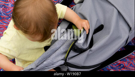 Il bambino ottiene fuori del sacchetto Foto Stock