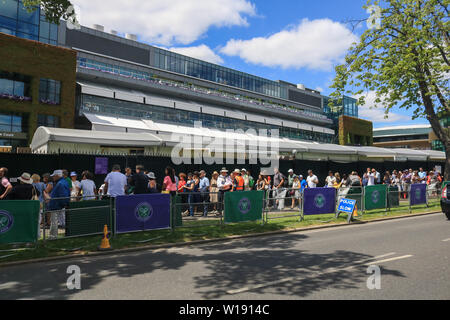 Il torneo di Wimbledon di Londra, Regno Unito. Il 1 luglio 2019. Una grande folla di spettatori tennis frequentare per il giorno di apertura dei campionati di Wimbledon. Credito: amer ghazzal/Alamy Live News Foto Stock