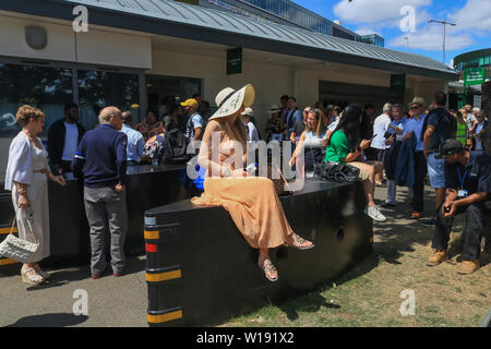 Il torneo di Wimbledon di Londra, Regno Unito. Il 1 luglio 2019. Una grande folla di spettatori tennis frequentare per il giorno di apertura dei campionati di Wimbledon. Credito: amer ghazzal/Alamy Live News Foto Stock