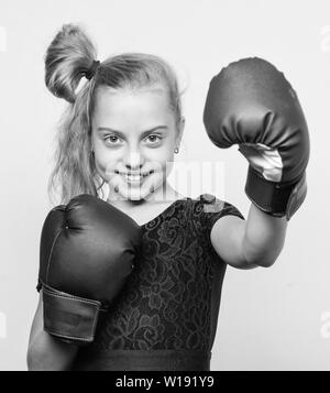 Boxer bambino allenamento, sano. fitness training con pullman. Lotta. Sport e sportswear moda. knockout e energia. Sport di successo. bambina in guantoni da pugilato punzonatura. Io sono pronto a lottare Foto Stock