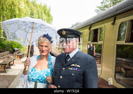 Kidderminster, Regno Unito. Il 29 giugno, 2019. Severn Valley ferrovie 'Step torna alla 1940's' ottiene fuori ad un inizio favoloso questo fine settimana con il costume di re-enactors giocare la loro parte nel fornire un autentica ricreazione del tempo di guerra la Gran Bretagna. Credito: Lee Hudson Foto Stock