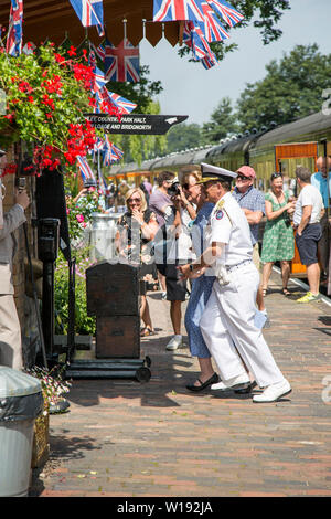 Kidderminster, Regno Unito. Il 29 giugno, 2019. Severn Valley ferrovie 'Step torna alla 1940's' ottiene fuori ad un inizio favoloso questo fine settimana con il costume di re-enactors giocare la loro parte nel fornire un autentica ricreazione del tempo di guerra la Gran Bretagna. Credito: Lee Hudson Foto Stock