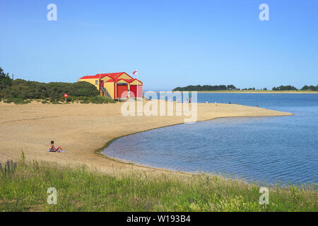 Scialuppa di salvataggio della stazione sulla spiaggia a Wells-next-Mare Foto Stock