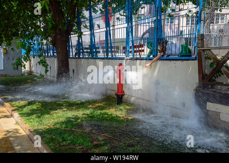 Antalya, Turchia - 20 Maggio 2019: apri idrante di fuoco, l'acqua fluisce da un idrante di fuoco Foto Stock