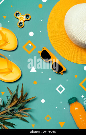 Cappello di paglia e occhiali da sole in estate vacanze la nozione, piatto laici vista superiore Foto Stock