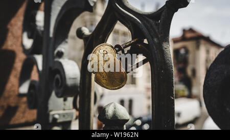 Amore isolato bloccare close up, vista offuscata sul lato Graslei Foto Stock