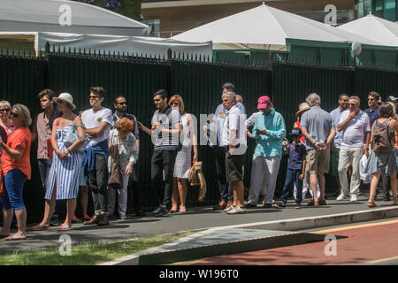 Il torneo di Wimbledon di Londra, Regno Unito. Il 1 luglio 2019. Una grande folla di spettatori tennis frequentare per il giorno di apertura dei campionati di Wimbledon con temperature favorevoli. Credito: amer ghazzal/Alamy Live News Foto Stock