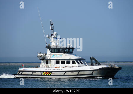 L'energia offshore nave di sostegno tornando a pozzetti-next-Mare Foto Stock