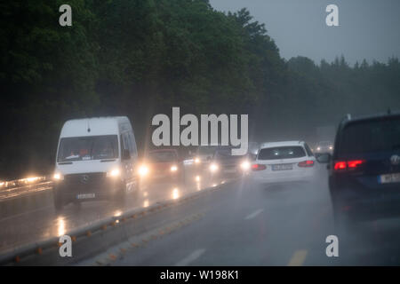 Monaco di Baviera, Germania. 01 Luglio, 2019. Di automobili che circolano sull'autostrada 95 vicino a Monaco di Baviera quando piove. Credito: Lino Mirgeler/dpa/Alamy Live News Foto Stock