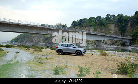 Parcheggio auto su una riva di un fiume Foto Stock