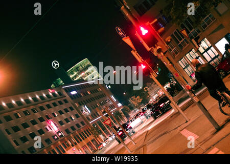 Biciclette a notte nel centro di Monaco Foto Stock