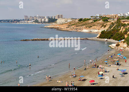 Torrevieja, Spagna - 25 Giugno 2019: sopra vista superiore vacanzieri godere la vacanza estiva spiaggia vacanze sul mare vicino mare mediterraneo di Cabo Roig sa Foto Stock