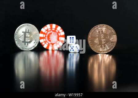 Bitcoins su uno sfondo nero con cubetti di gioco. Foto Stock