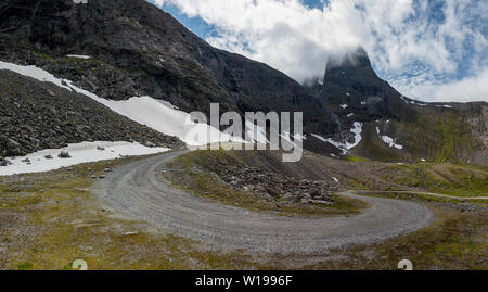 Privata strada a pedaggio attraverso Vengedalen, vicino ad Andalsnes, Norvegia. Foto Stock