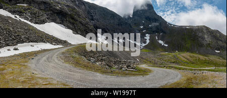 Privata strada a pedaggio attraverso Vengedalen, vicino ad Andalsnes, Norvegia. Foto Stock