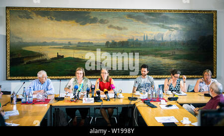 01 luglio 2019, Brema: Hermann Kuhn (verde di Brema; l-r), membro del Comitato esecutivo verde portavoce Bremen, Alexandra Werwath (verde Brema), membro del Comitato esecutivo verde portavoce Bremen, Sascha Karolin Aulepp (SPD), Presidentessa SPD membro del Comitato Esecutivo di Brema, Felix Pithan (sinistra) di Brema, membro del Comitato Esecutivo di sinistra, Brema e Cornelia Barth (sinistra) di Brema, membro del Comitato Esecutivo di Brema a sinistra, sarà seduto nel Municipio di Brema durante la conferenza stampa. I leader della SPD, verdi e sinistra forniscono informazioni circa i risultati delle trattative di coalizione. La DETA Foto Stock