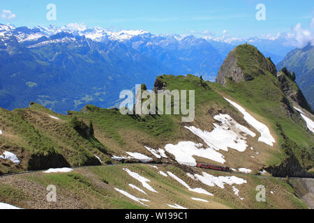 Il Brienzer Rothorn treno a vapore a breve prima di raggiungere la stazione di vertice. Foto Stock